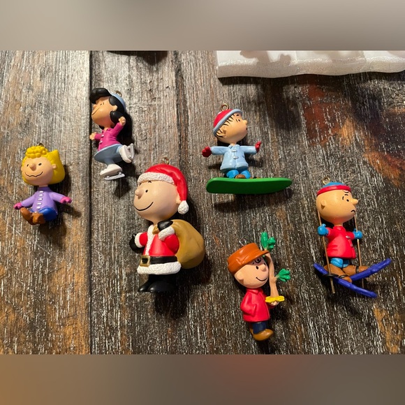 Hallmark Bundle of Peanuts Gang Miniature Ornaments and Peanuts on Ice - Picture 4 of 5
